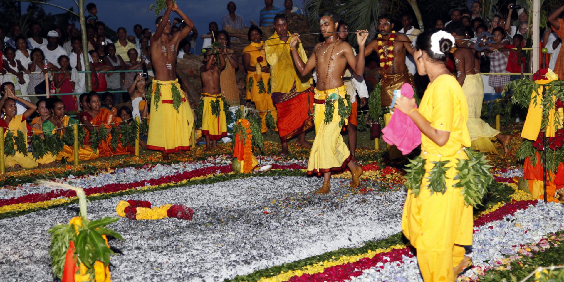 Mars dann fé (marche sur le feu), La Réunion, océan Indien[1]